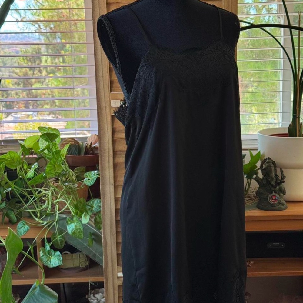 Storia Black Lace Chemise